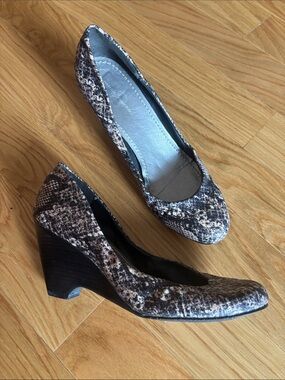 Jessica Simpson Brown Snakeskin Wedge Pumps